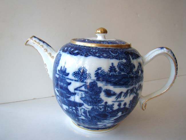 An 18th century English blue and white Teapot by Caughley in the Chinese 'Willow' pattern circa 1775 — image 2